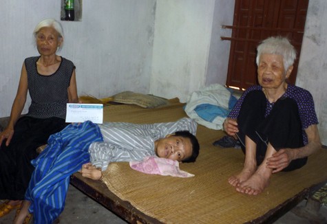 Gia đình cụ Nguyễn Thị Đắp nhận số tiền 500.000 đồng từ độc giả báo Giáo dục Việt Nam